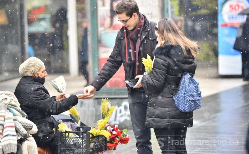 Cvijeće, baloni i zaljubljeni parovi na sarajevskim ulicama